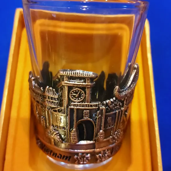 Ly lưu niệm Việt Nam