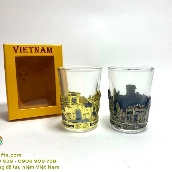 Ly thủy tinh có bọc họa tiết sinh động