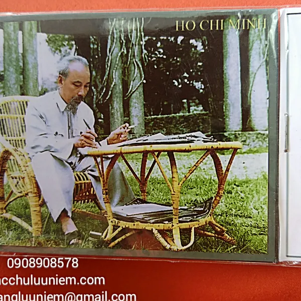 Magnet hình Bác Hồ ngồi ghế mây làm việc