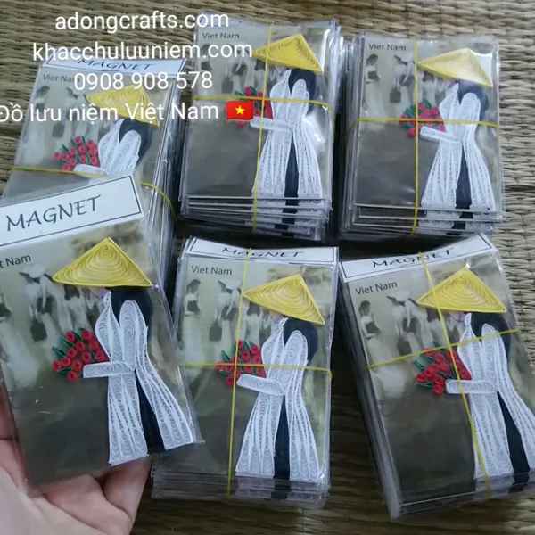 Magnet là Hít nam châm tranh giấy cuốn cảnh đồng quê cô gái Việt Nam ( dán dinh tủ lạnh kim loại )