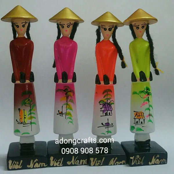 Miss Việt Statue - Tượng Cô gái Việt cầm cặp sách