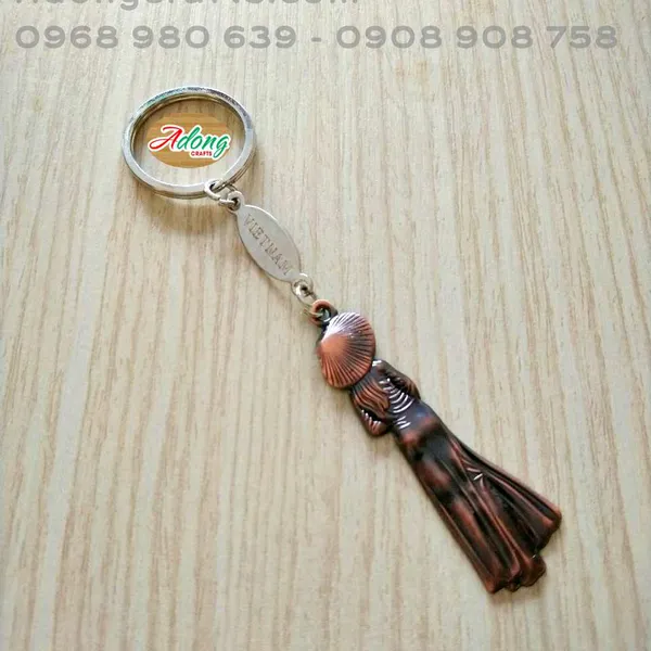Móc khóa hình cô gái đội nón lá  chất liệu kim loại biểu tượng VN souvenir keychain - Quà Tặng Lưu Niệm Việt Nam