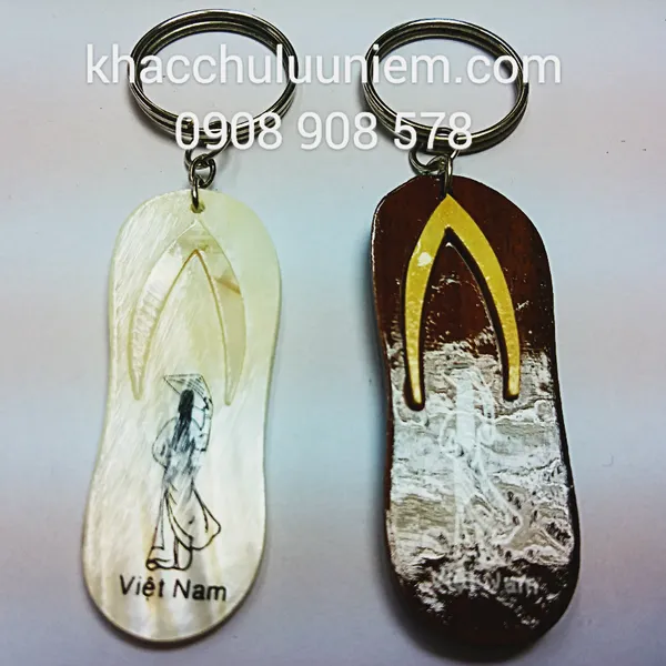 Móc khóa hình dép bản đồ Việt Nam bằng gỗ và ốc