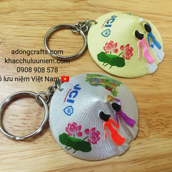 Móc khóa Nón lá với nền hình Cảnh địa Danh thành phố Hồ Chí Minh và Hoa sen