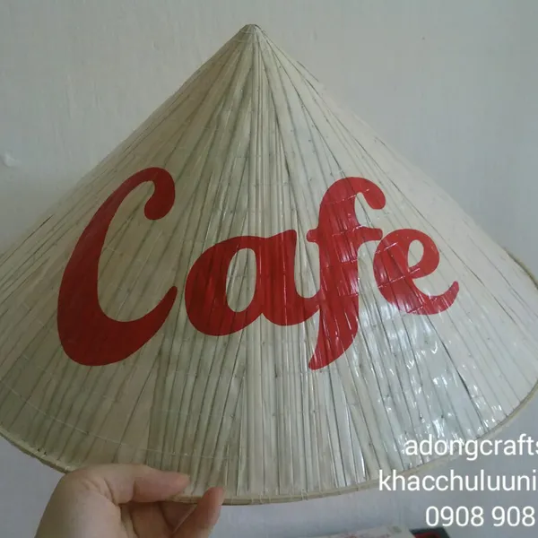 Nón lá in chữ cái trang trí quán cafe