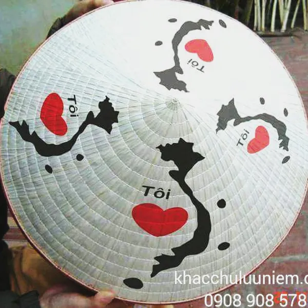 Nón lá in hình bản đồ đất nước Việt Nam