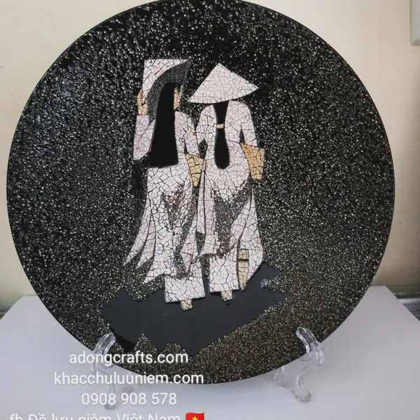 Đĩa sơn mài cẩn trứng tạo hình cô gái Việt Nam