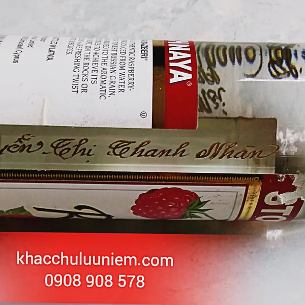 Khắc chữ lên chai rượu