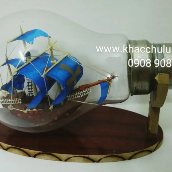 Thuyền buồn trong bóng đèn