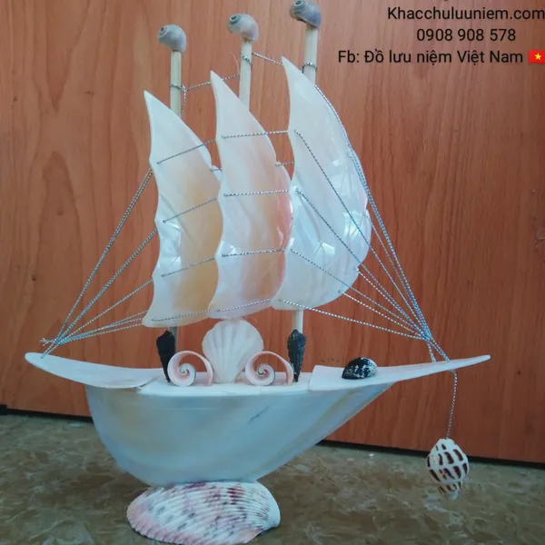 Thuyền làm từ vỏ con ốc tự nhiên.