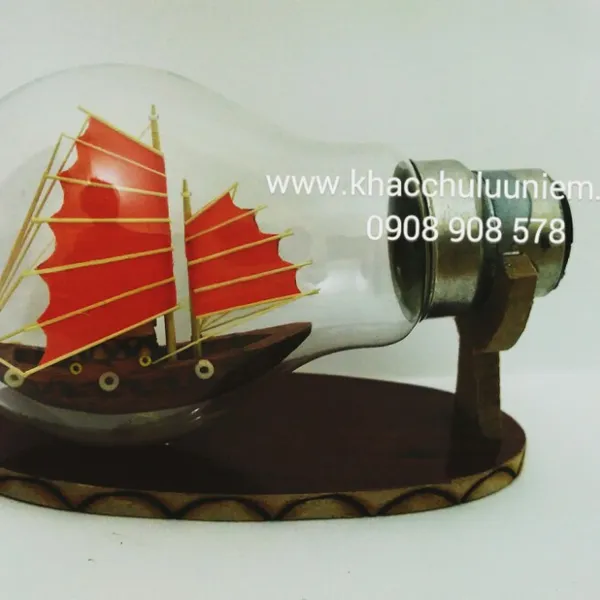 Thuyền trong bóng đèn