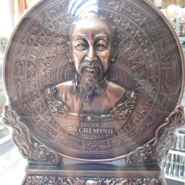 Tranh phù điêu Chân Dung  Bác Hồ nổi,  trên nền mặt trống đồng Việt Nam