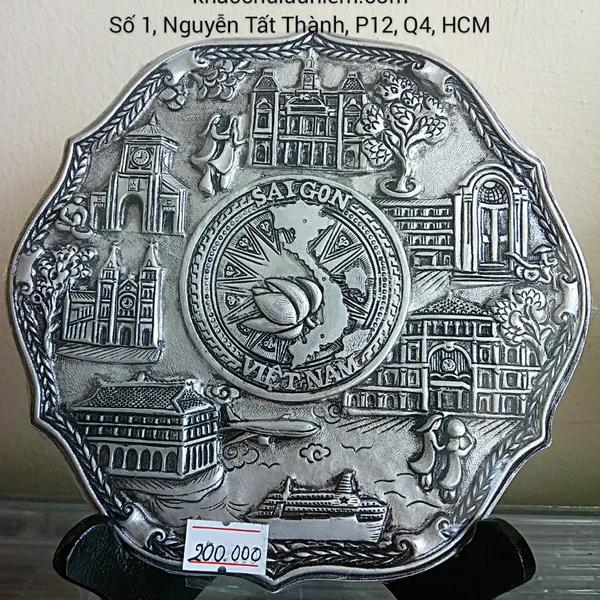 Tranh phủ màu bạc : sài gòn thu nhỏ