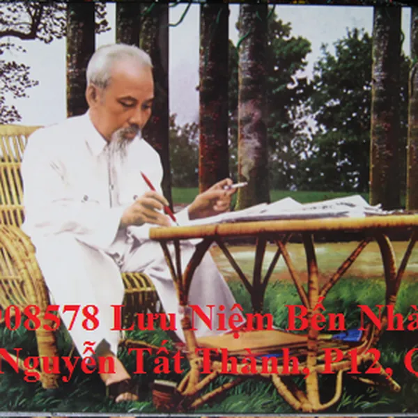 Tranh Sơn Mài Bác Hồ Ngồi đọc sách trong vườn chủ tịch, Bác Hồ Ngồi Ghế Mây