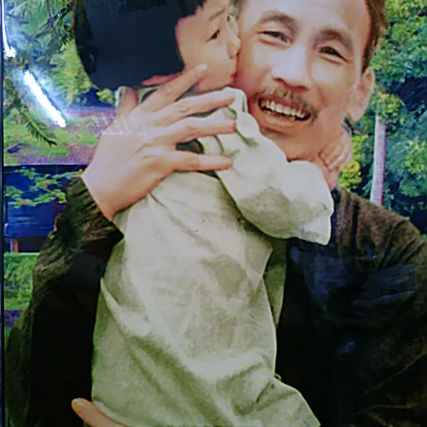 Tranh sơn mài chân dung em bé thơm má Bác Hồ