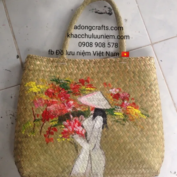 Túi cói vẽ hình cô gái mặc áo dài Việt Nam đội nón lá