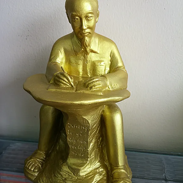 Tượng Bác Hồ Ngồi