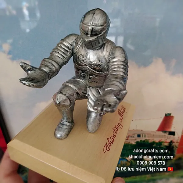 TƯỢNG CHIẾN BINH GIỮ BÚT  - GIÁ ĐỠ BÚT HIỆP SĨ