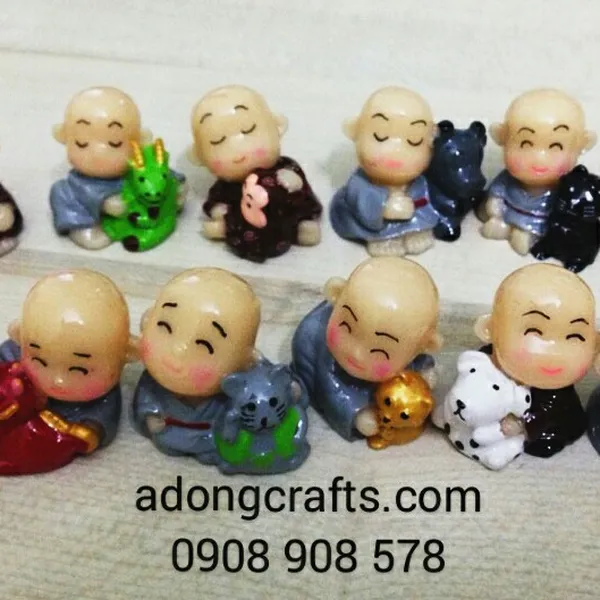 Tượng chú tiểu ôm 12 con giáp