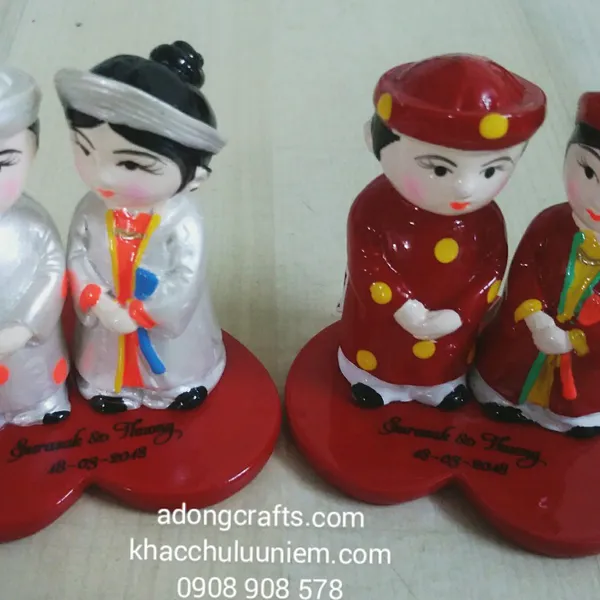 Tượng cô dâu chú rể đế hình trái tim, in tên cô dâu chú rể và ngày cưới