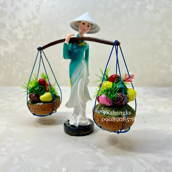 Tượng cô gái đội nón lá gánh trái cây - tượng trang trí lưu niệm