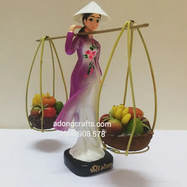 Tượng cô gái Gánh trái cây Việt Nam