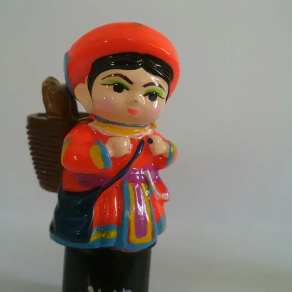 Tượng cô gái H' Mong