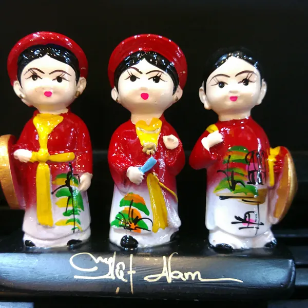 Tượng cô gái Việt : Bắc Trung Nam