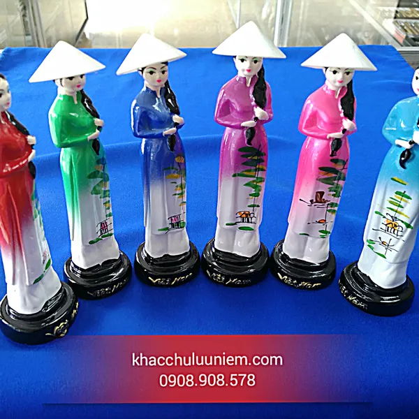 Tượng cô gái Việt Nam đội nón lá