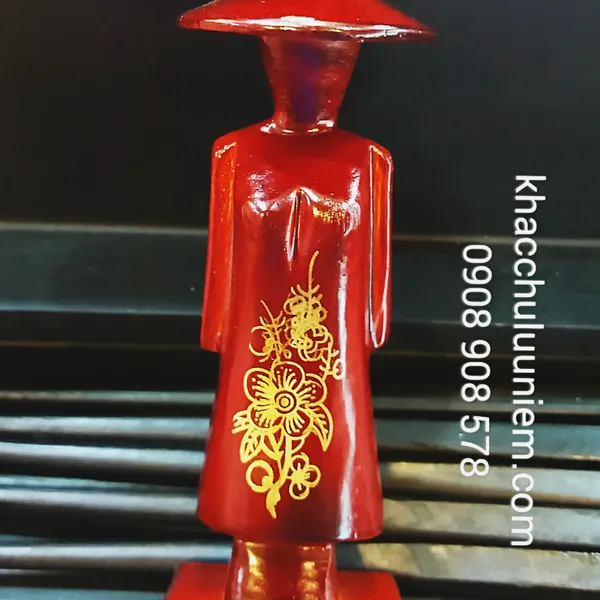 Tượng gỗ cô gái Việt Nam đội nón lá