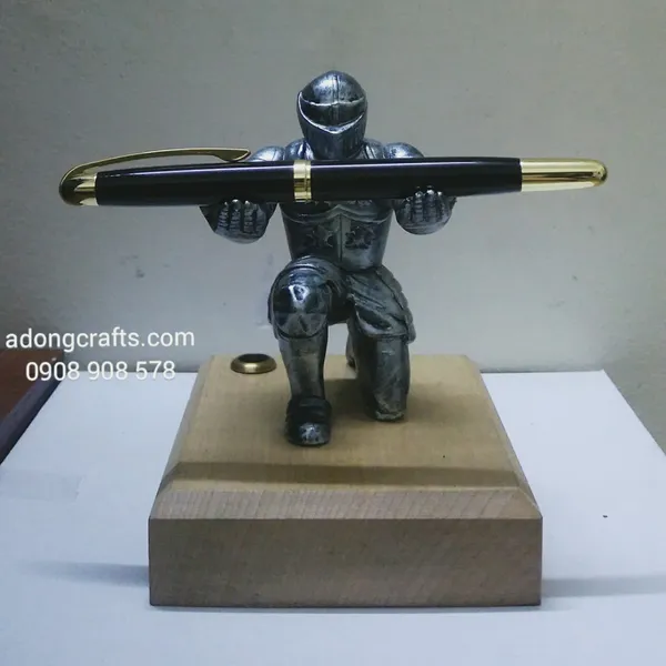 Tượng kỵ sy kệ cắm bút