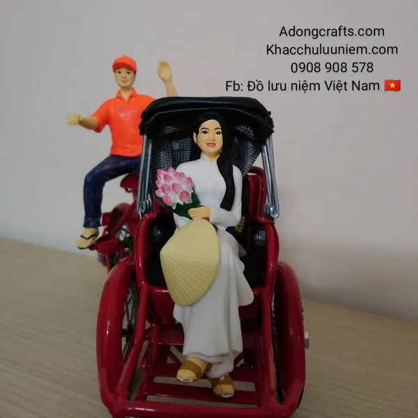 Tượng Miss Việt ngồi xe xích lô