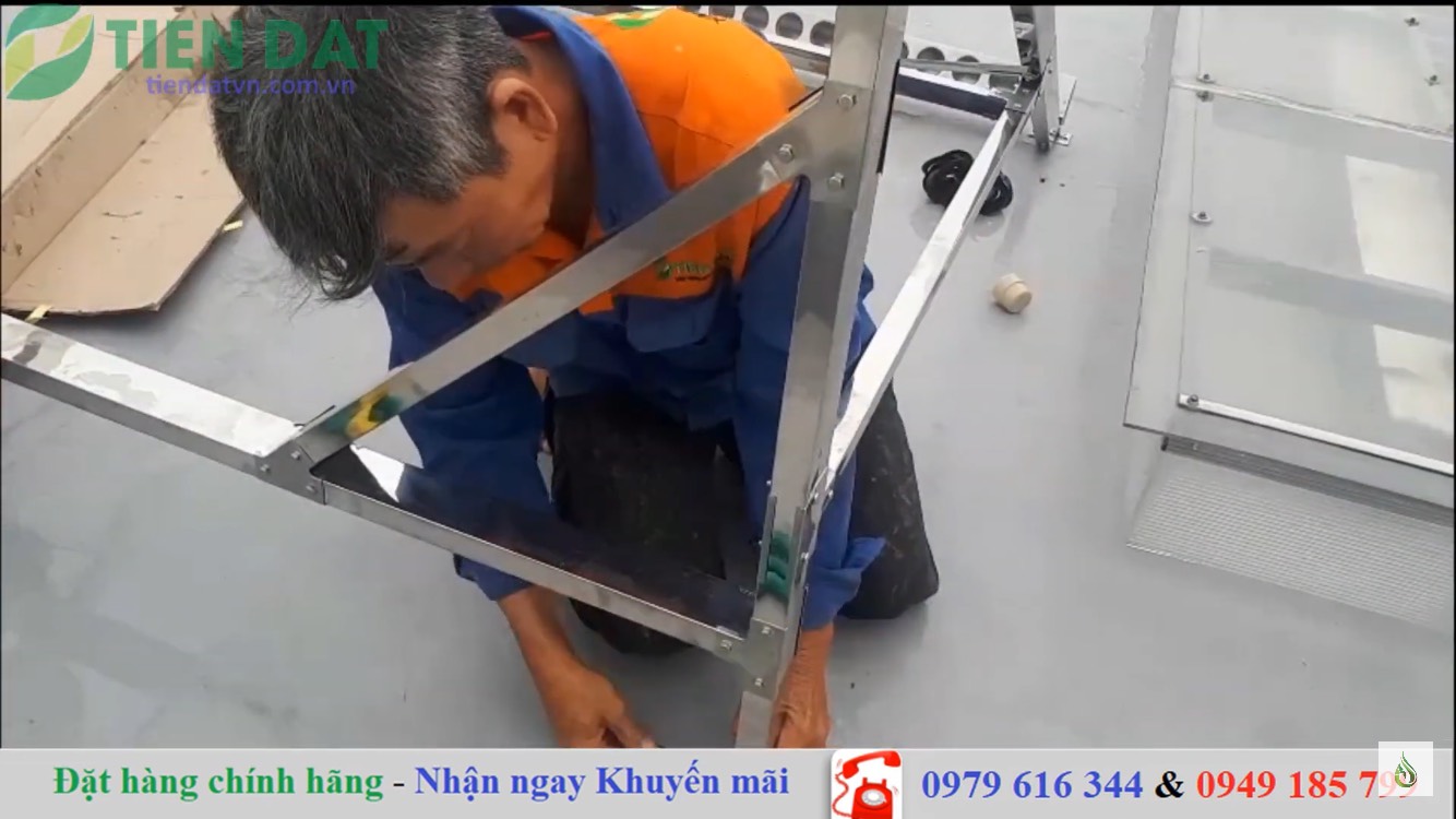 Lắp đặt khung giá đỡ cho máy nước nóng năng lượng mặt trời ống dầu Lắp đặt khung giá đỡ cho máy nước nóng năng lượng mặt trời ống dầu