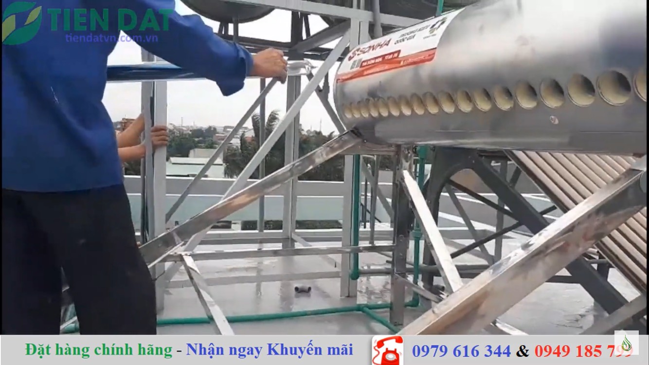 Thi công lắp đường ống cho máy nước nóng năng lượng mặt trời ống dầu Thi công lắp đường ống cho máy nước nóng năng lượng mặt trời ống dầu