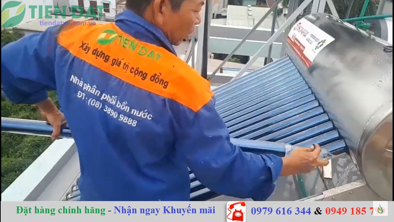 Thi công lắp đường ống cho máy nước nóng năng lượng mặt trời ống dầu Thi công lắp đường ống cho máy nước nóng năng lượng mặt trời ống dầu
