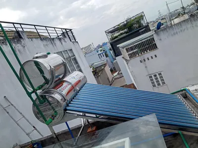 Tại sao cần lắp đặt bồn nước phụ khi lắp máy nước nóng năng lượng mặt trời?