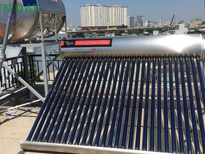Lắp máy nước nóng năng lượng mặt trời ống dầu Thái Dương Năng Sơn Hà