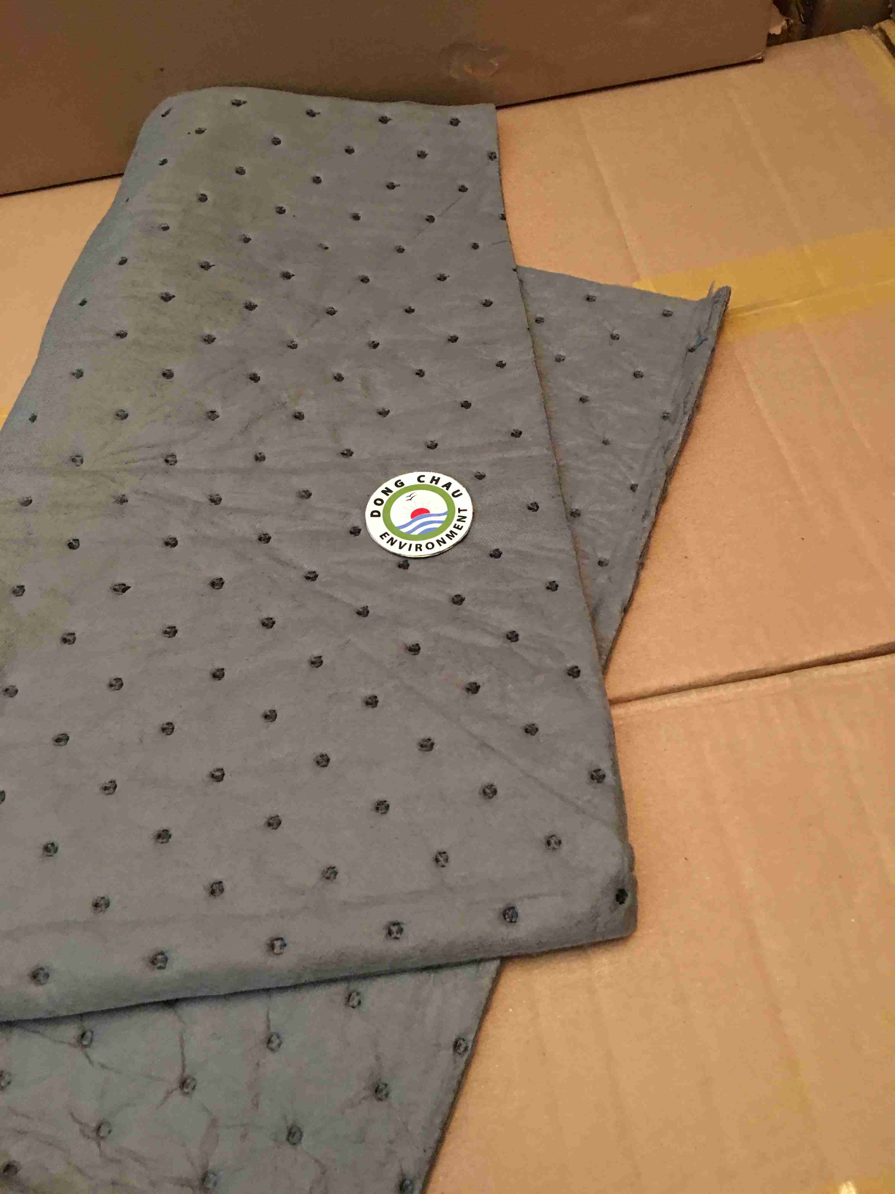 Tấm thấm dầu tràn & hóa chất màu xám