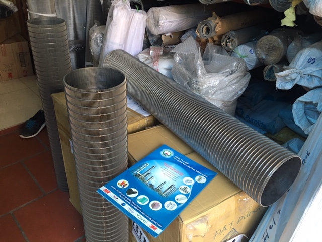 Hướng từ trong ra ngoài ống lọc khe lọc cặn