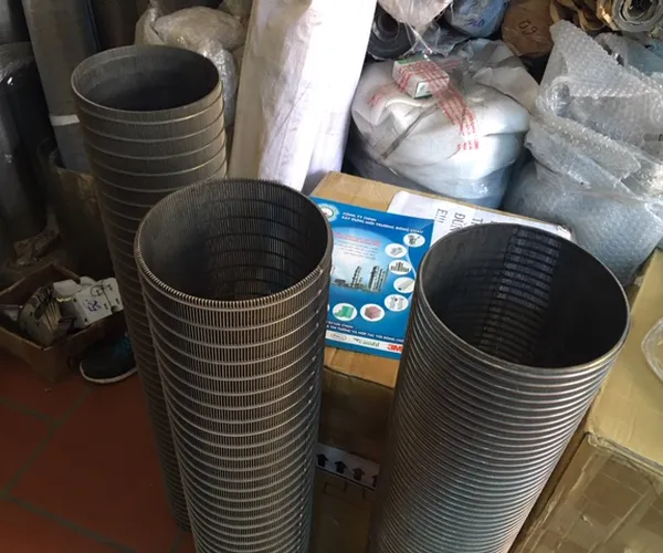 Hướng từ trong ra ngoài ống lọc khe lọc cặn