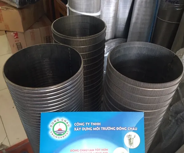 Hướng từ trong ra ngoài ống lọc khe lọc cặn