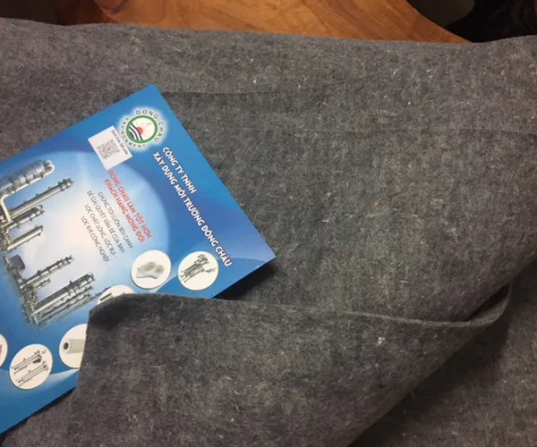 Tấm thấm hút dầu lẫn trong nước thải