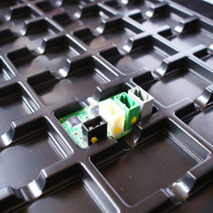 khay-nhua-chua-linh-kien