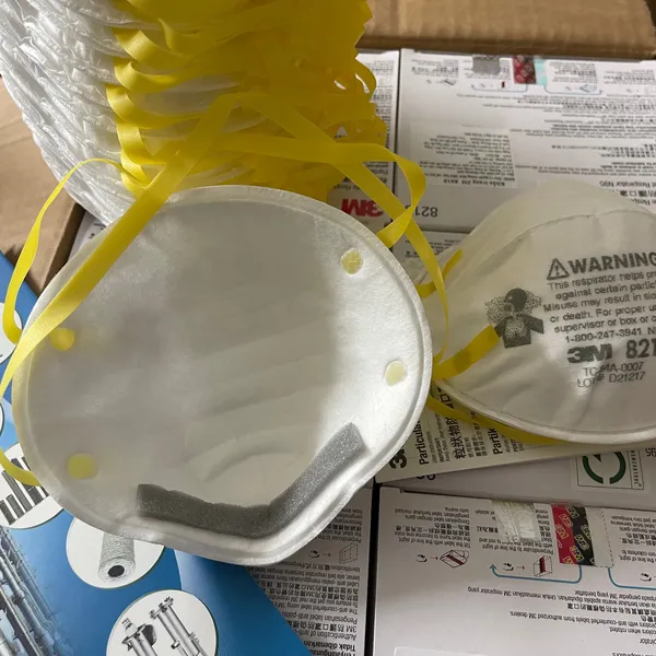 Khẩu trang cản bụi chế biến gỗ 3M 8210