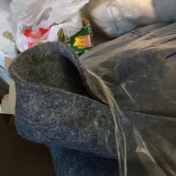 Bông thấm hút dầu lẫn trong nước thải