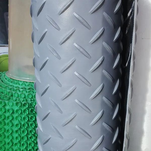 Thảm cao su có vân chống trượt tại khu vui chơi màu xám