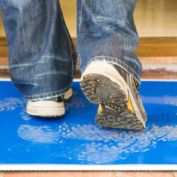 Thảm dính bụi trước cửa phòng sạch