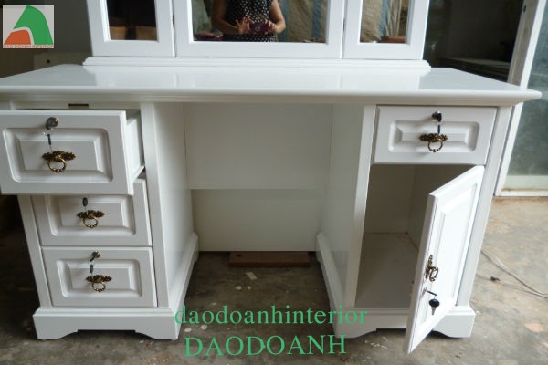 Cạnh bàn trang đểm được bo tròn , cạnh chỉ sắc sảo từng chi tiết . Cạnh bàn trang đểm được bo tròn , cạnh chỉ sắc sảo từng chi tiết .