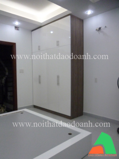 Tủ áo Acrylic bóng gương tạo nên không gian thoáng đãng cho phòng ngủ Tủ áo Acrylic bóng gương tạo nên không gian thoáng đãng cho phòng ngủ