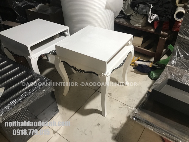 Kệ trang trí tân cổ điển độc đáo, ấn tượng cho góc sofa Kệ trang trí tân cổ điển độc đáo, ấn tượng cho góc sofa